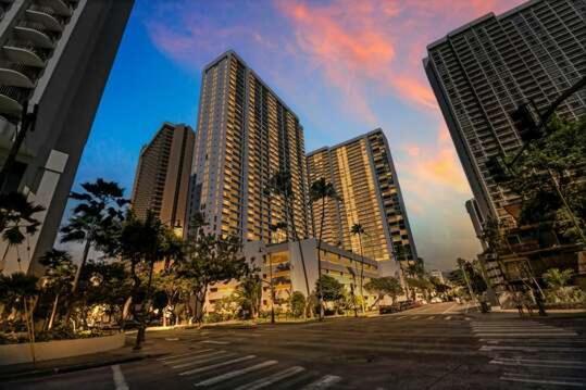Apartment Spacious 14th Floor Corner Suite, Partial Diamond Head And Ocean Views With Free Parking! *