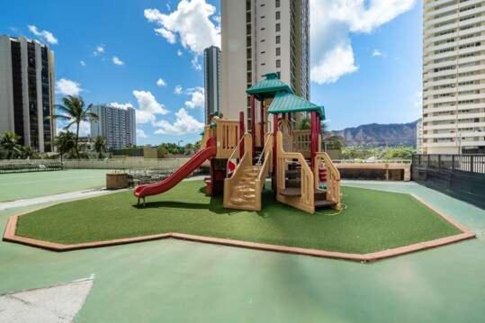 Spacious 14th Floor Corner Suite, Partial Diamond Head And Ocean Views With Free Parking!