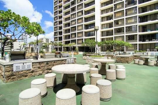 Spacious 14th Floor Corner Suite, Partial Diamond Head And Ocean Views With Free Parking! *