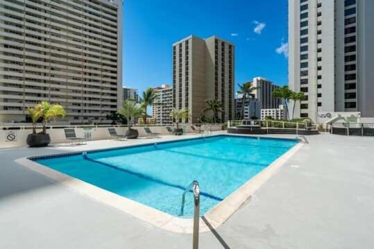 Spacious 14th Floor Corner Suite, Partial Diamond Head And Ocean Views With Free Parking! Apartment