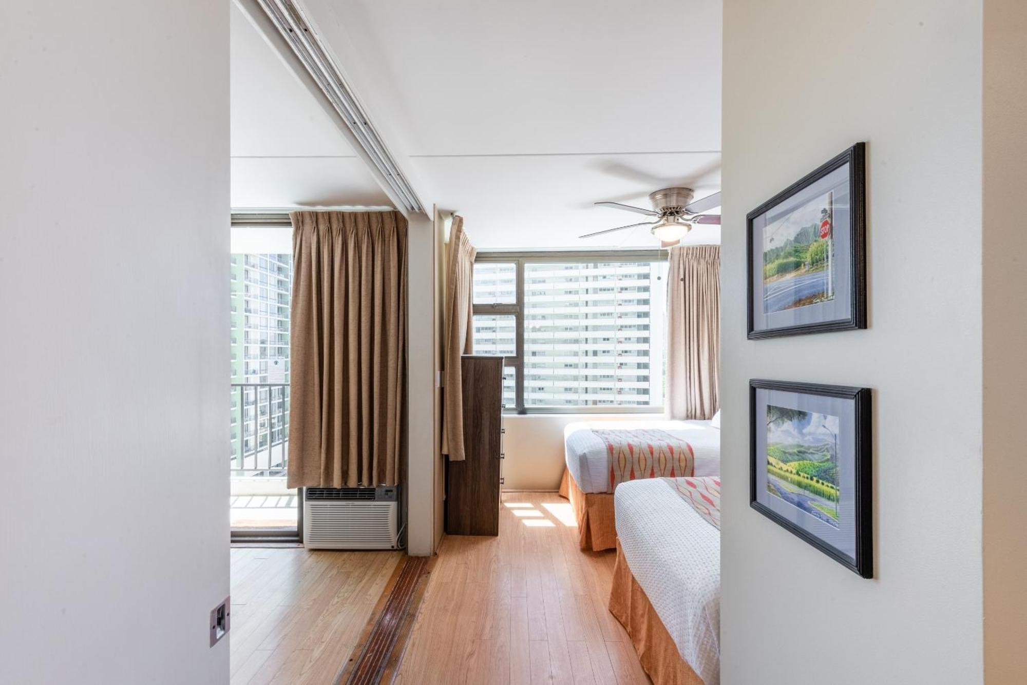 Apartment Spacious 14th Floor Corner Suite, Partial Diamond Head And Ocean Views With Free Parking!