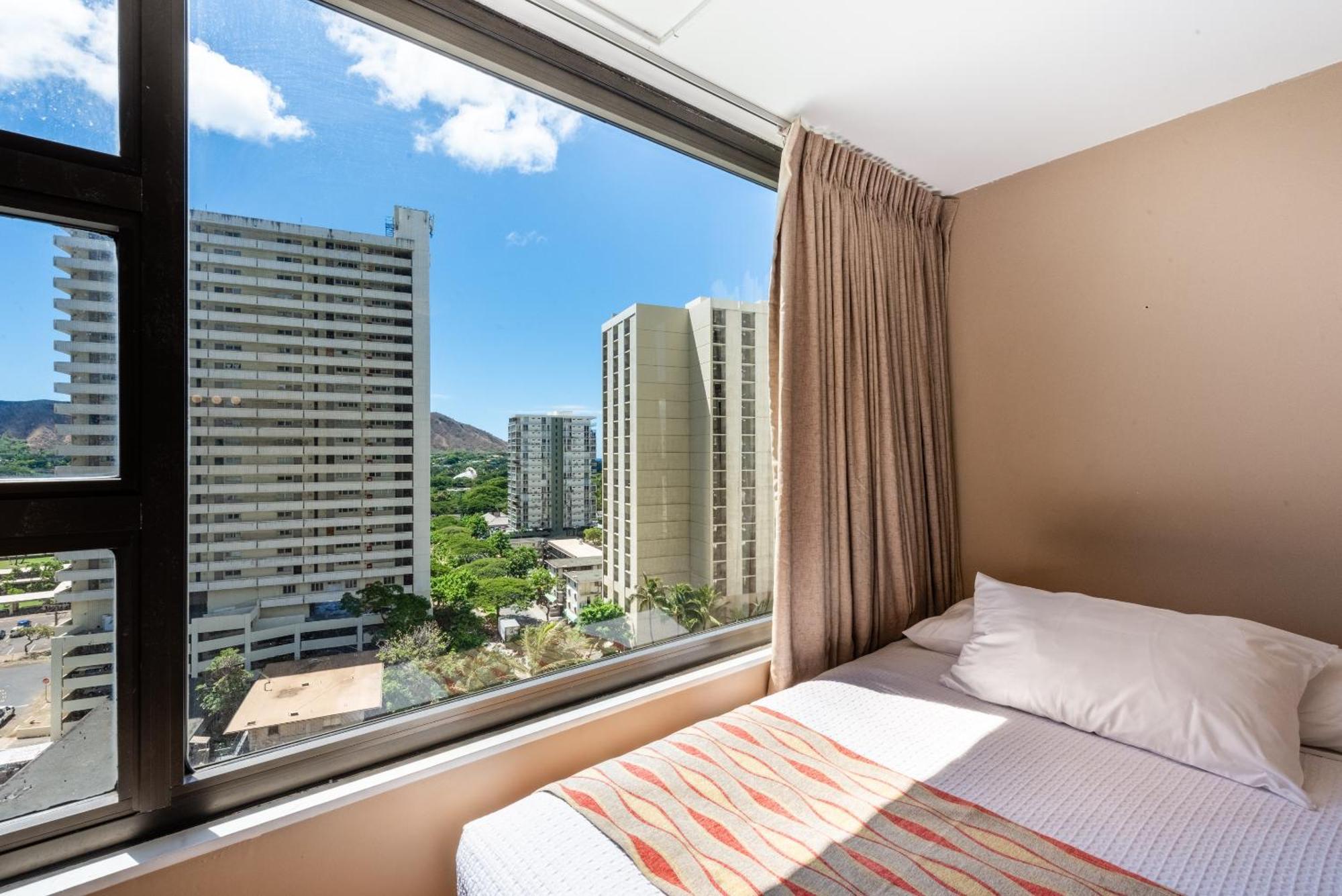 Spacious 14th Floor Corner Suite, Partial Diamond Head And Ocean Views With Free Parking! Honolulu