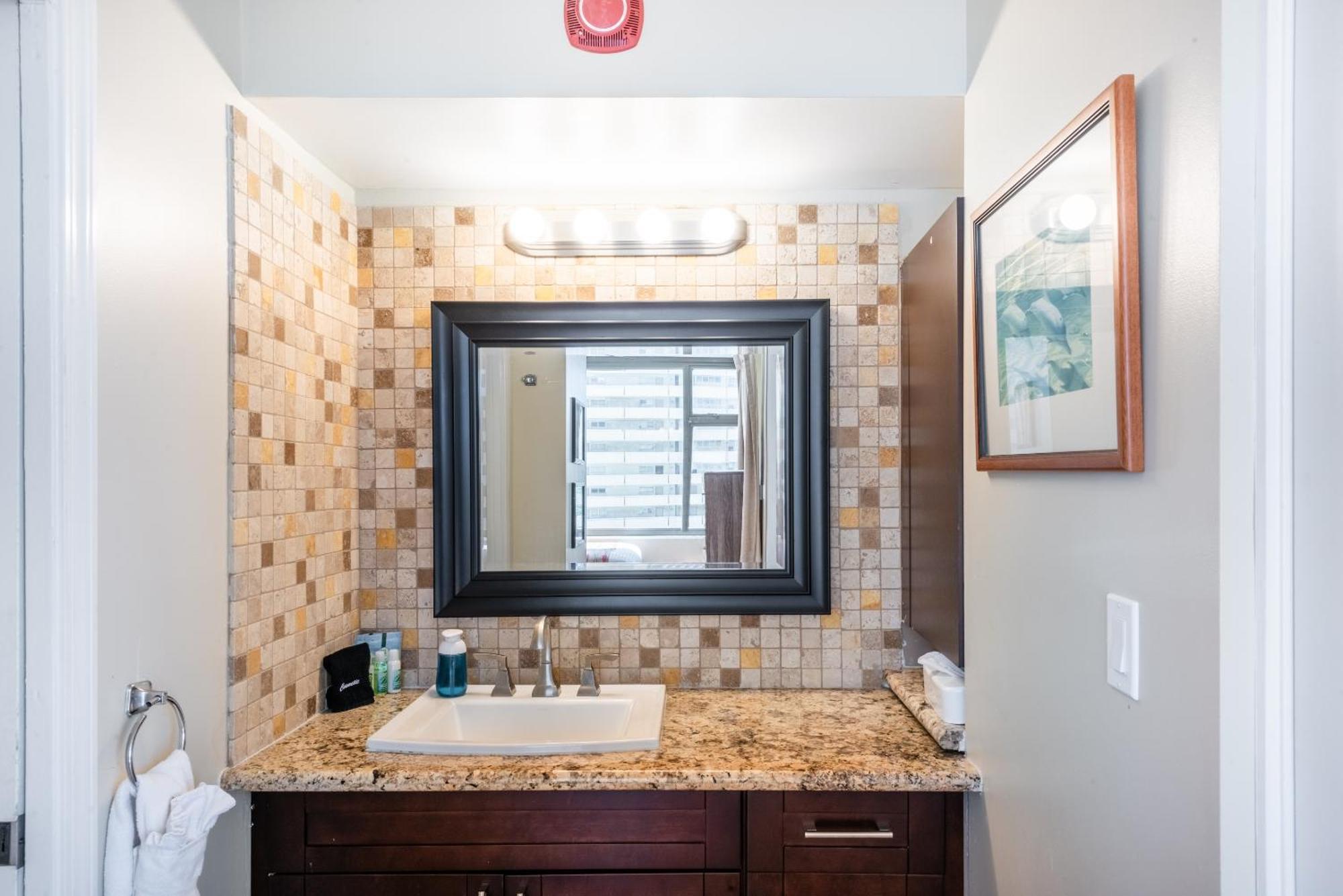 Spacious 14th Floor Corner Suite, Partial Diamond Head And Ocean Views With Free Parking! Apartment *