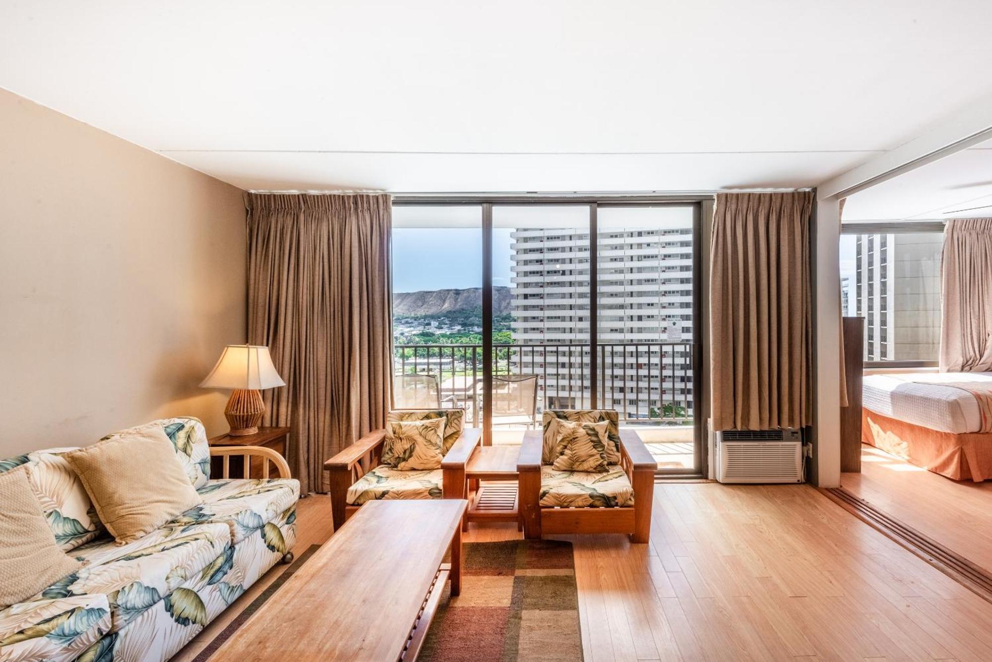 Spacious 14th Floor Corner Suite, Partial Diamond Head And Ocean Views With Free Parking! Honolulu