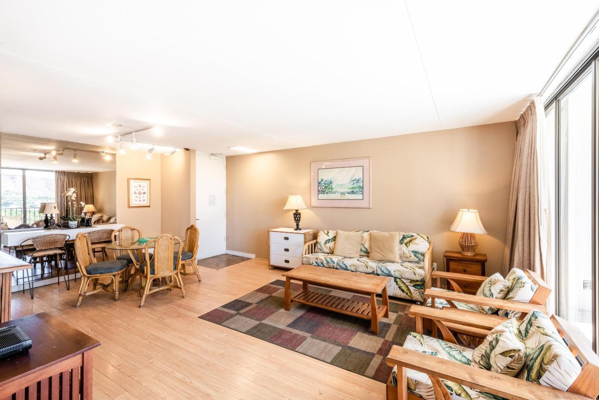 Apartment Spacious 14th Floor Corner Suite, Partial Diamond Head And Ocean Views With Free Parking!