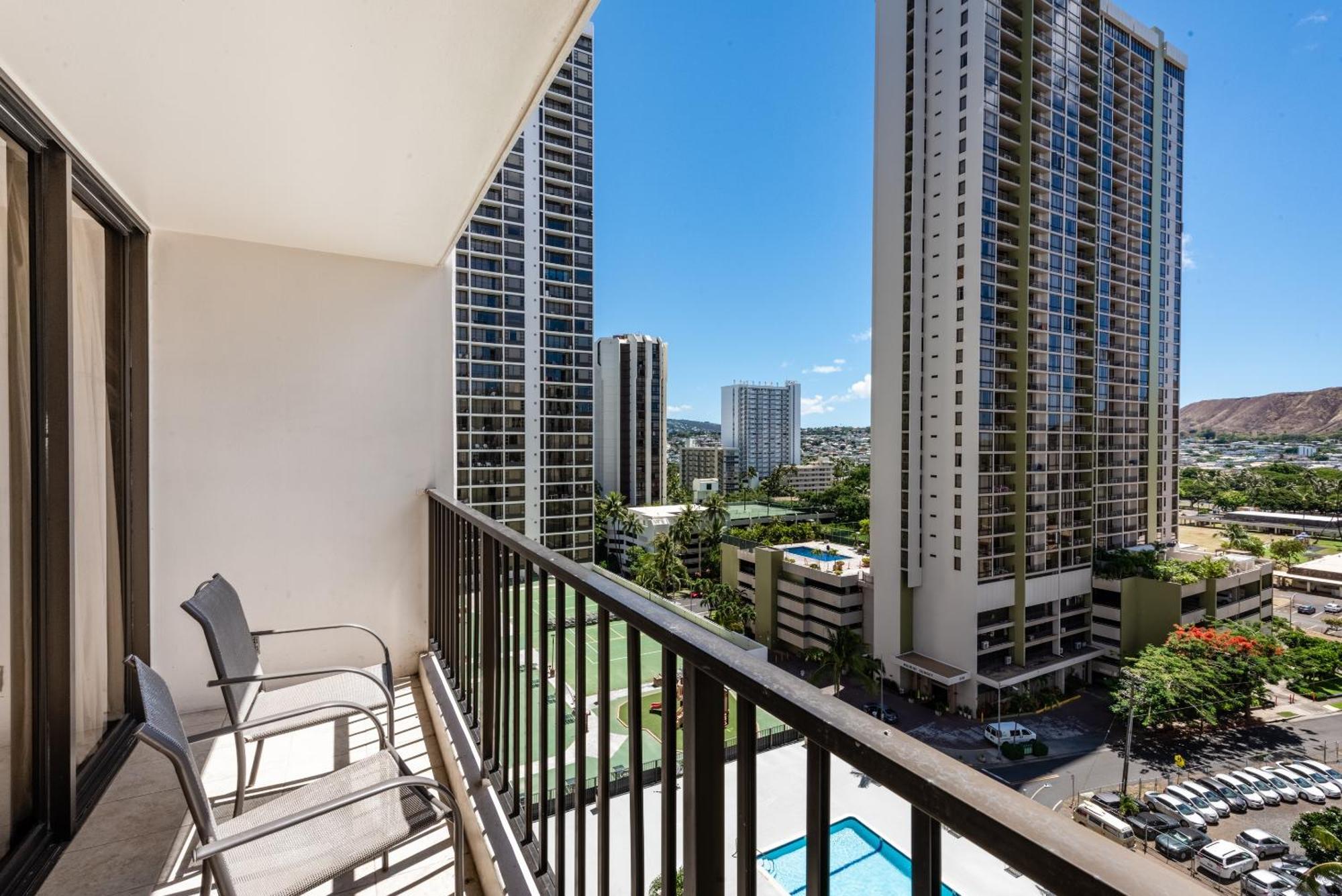 Spacious 14th Floor Corner Suite, Partial Diamond Head And Ocean Views With Free Parking! *