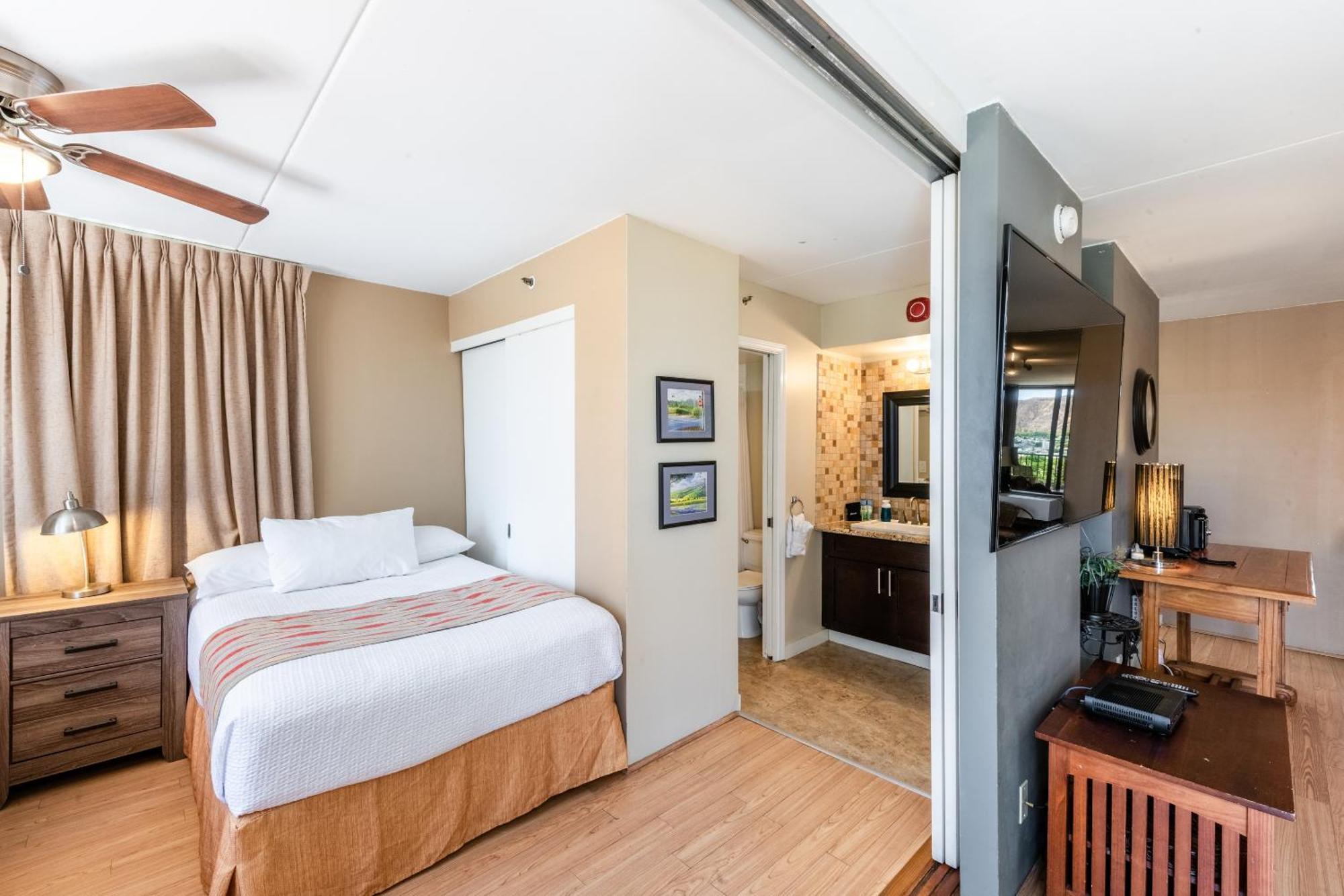 Apartment Spacious 14th Floor Corner Suite, Partial Diamond Head And Ocean Views With Free Parking! Honolulu