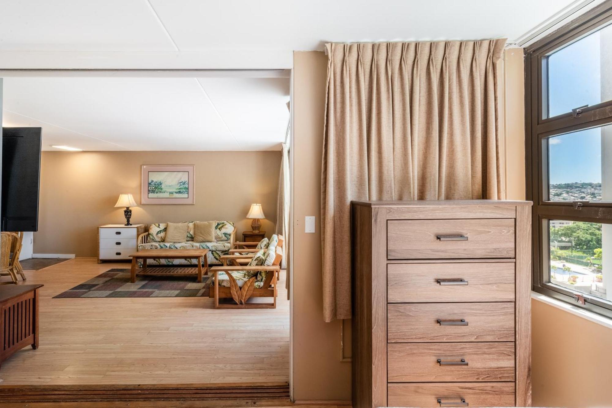 Spacious 14th Floor Corner Suite, Partial Diamond Head And Ocean Views With Free Parking! *