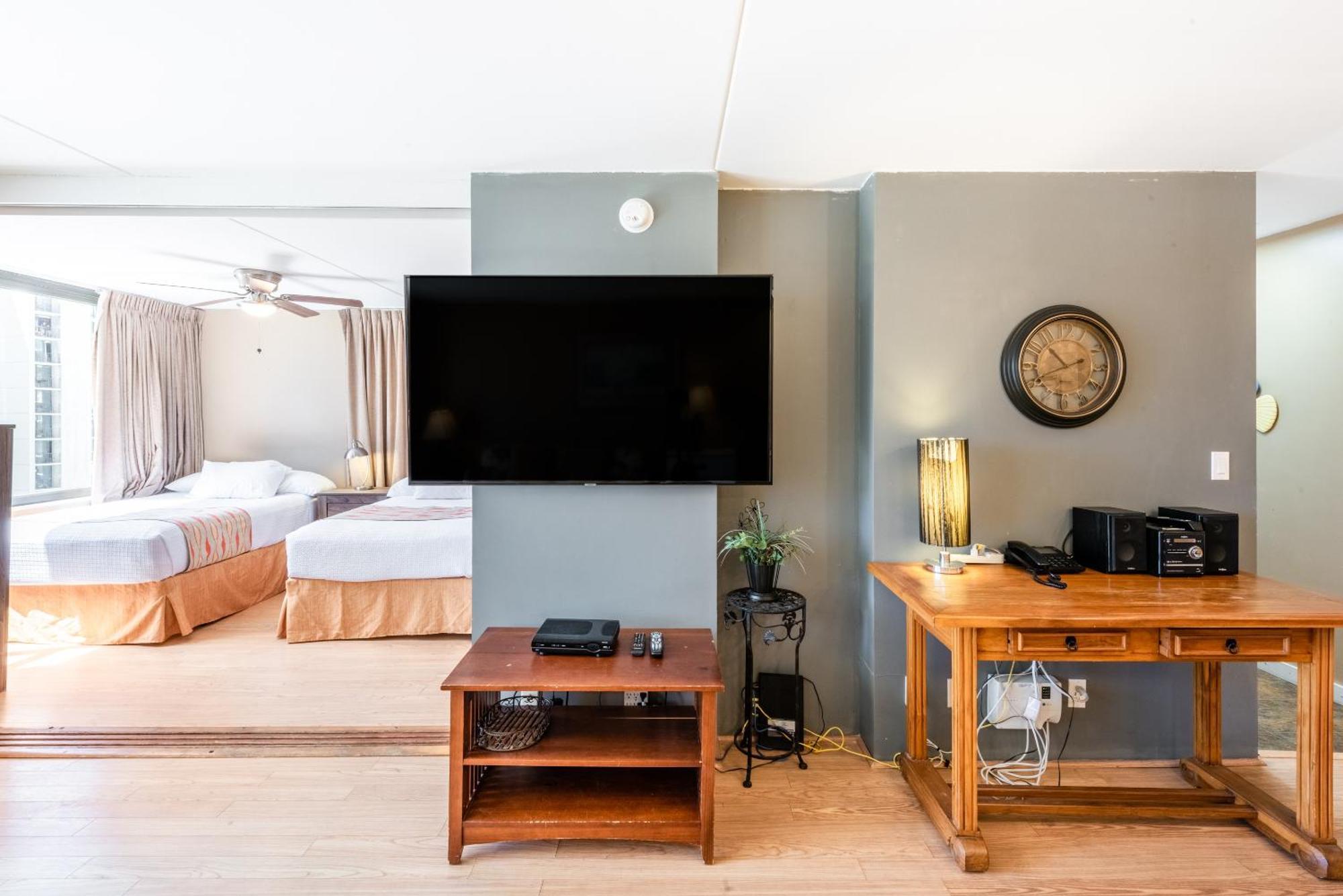 Spacious 14th Floor Corner Suite, Partial Diamond Head And Ocean Views With Free Parking! Honolulu