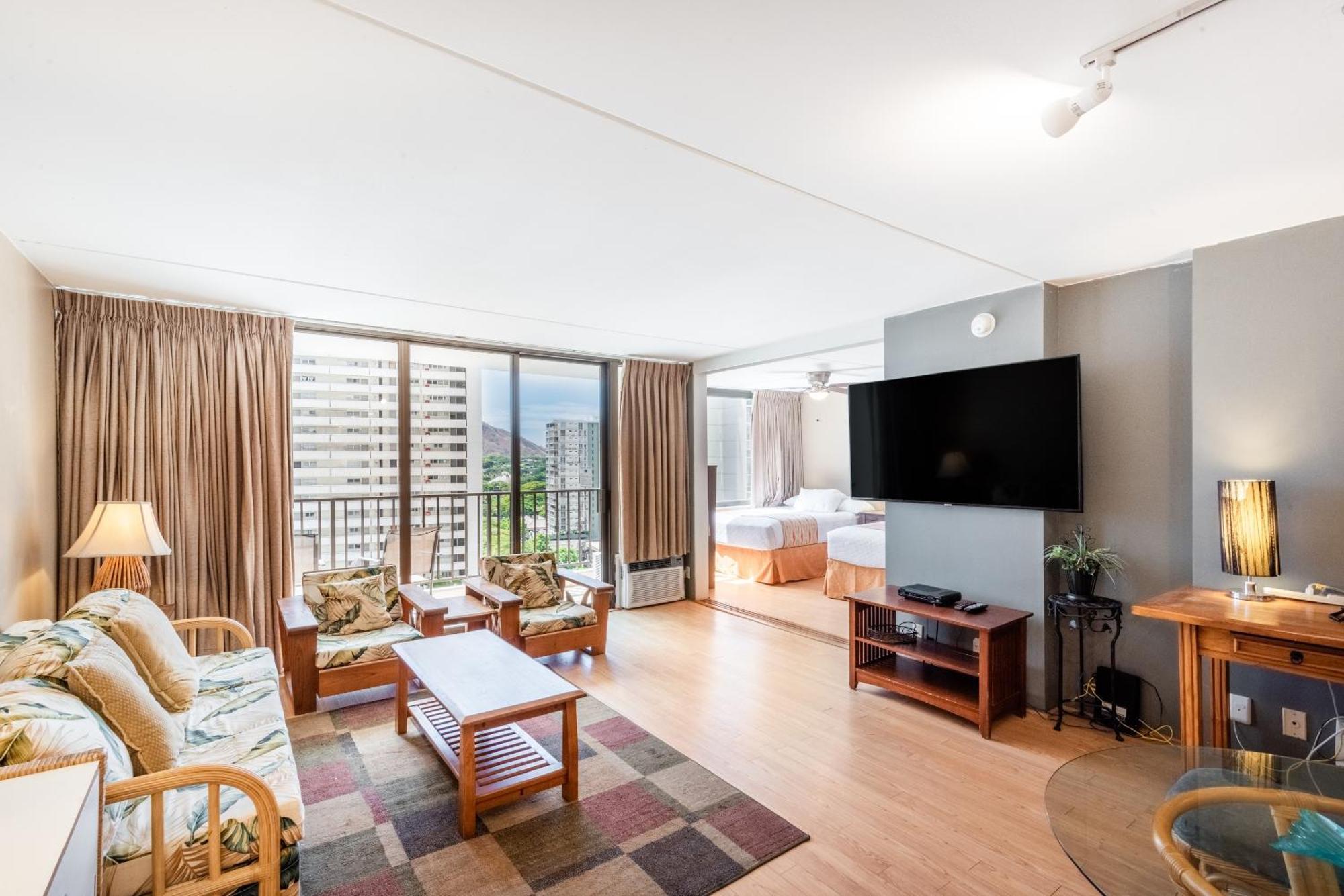 Spacious 14th Floor Corner Suite, Partial Diamond Head And Ocean Views With Free Parking! * Honolulu