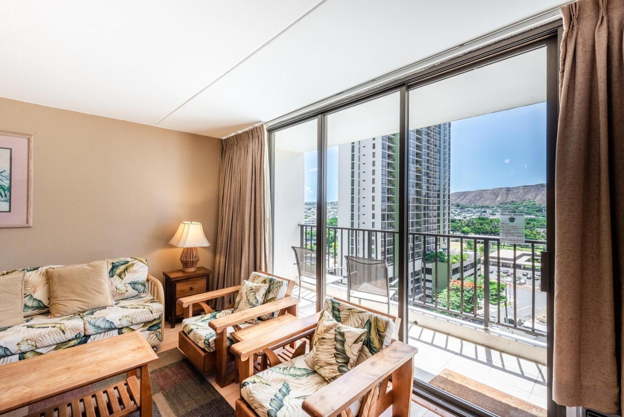 Apartment Spacious 14th Floor Corner Suite, Partial Diamond Head And Ocean Views With Free Parking! Honolulu