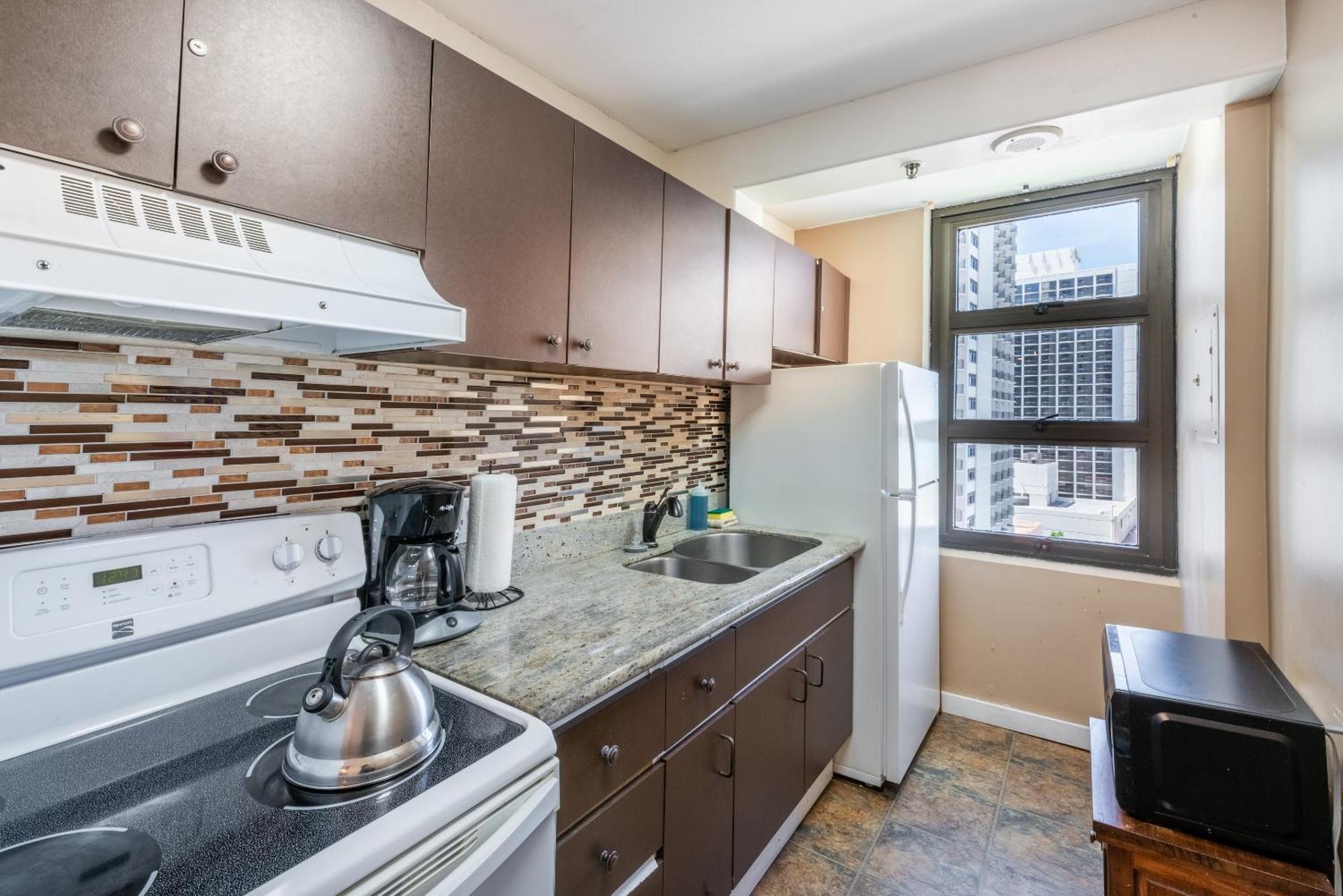 Spacious 14th Floor Corner Suite, Partial Diamond Head And Ocean Views With Free Parking! *