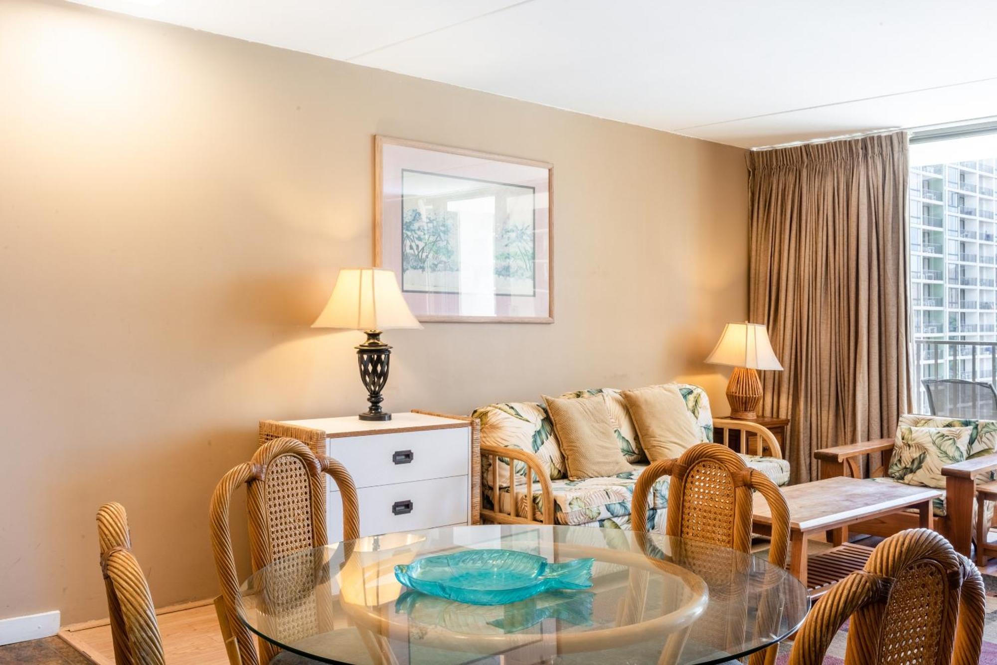 Spacious 14th Floor Corner Suite, Partial Diamond Head And Ocean Views With Free Parking! Honolulu
