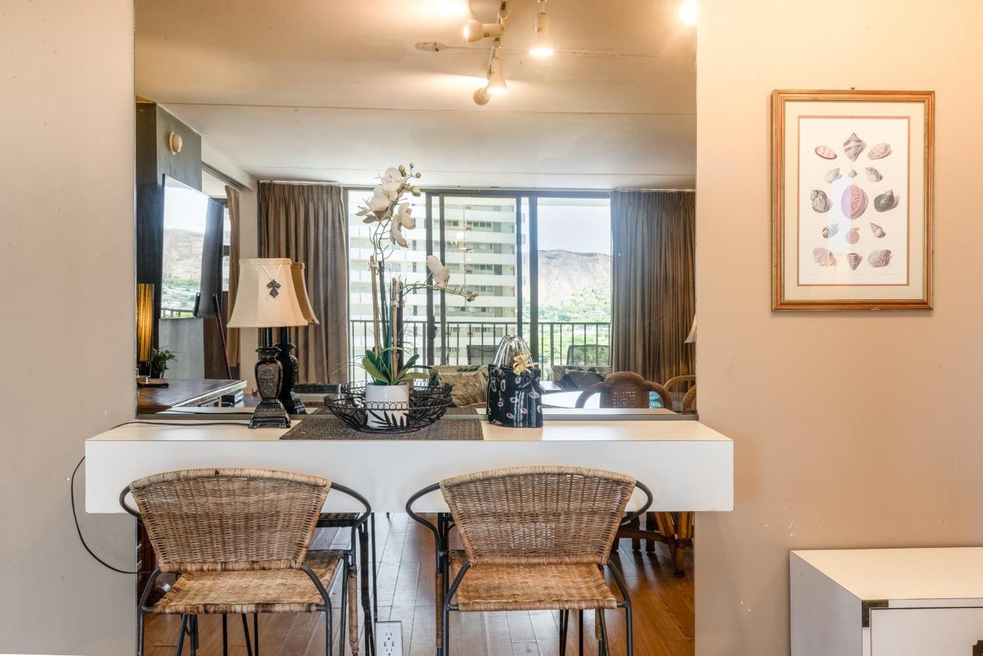 Spacious 14th Floor Corner Suite, Partial Diamond Head And Ocean Views With Free Parking! Apartment